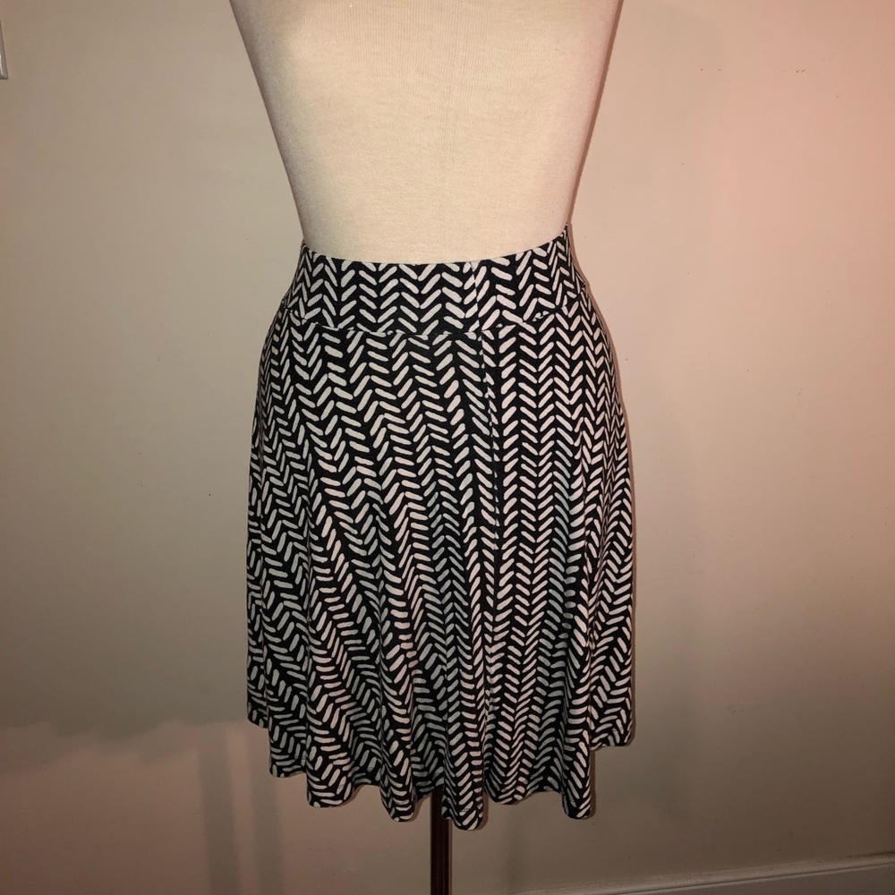 LOFT Black & white flouncy skirt